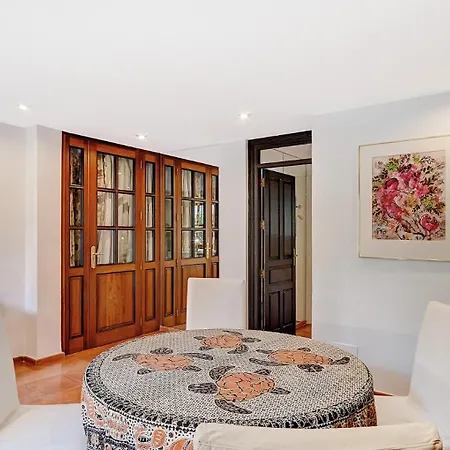 In Elegant With Pool In