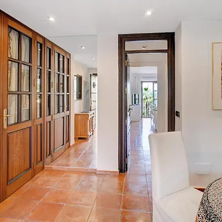 In Elegant With Pool In Apartament *