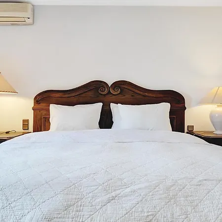 In Elegant With Pool In Appartement