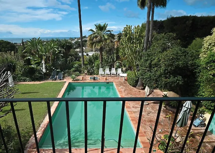 In Elegant With Pool In Apartament