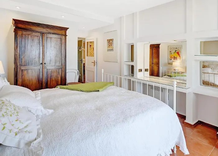 In Elegant With Pool In Apartament