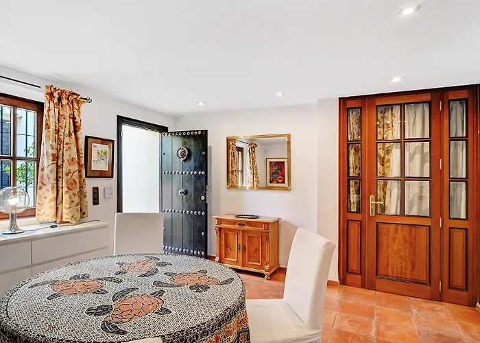 In Elegant With Pool In Apartament