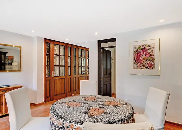 In Elegant With Pool In