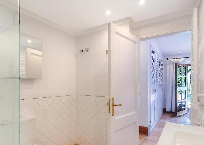 In Elegant With Pool In Marbella