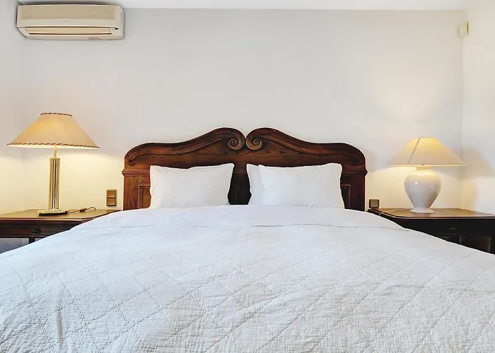 In Elegant With Pool In Apartament