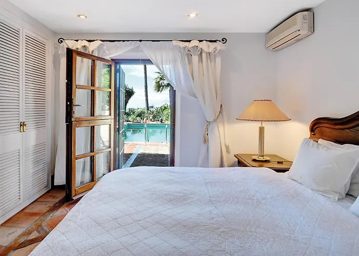 In Elegant With Pool In Apartament