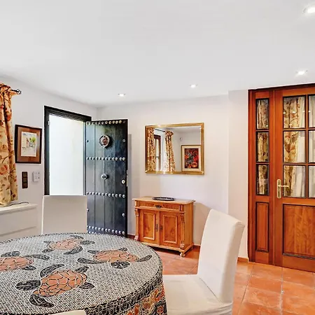 In Elegant With Pool In Apartment