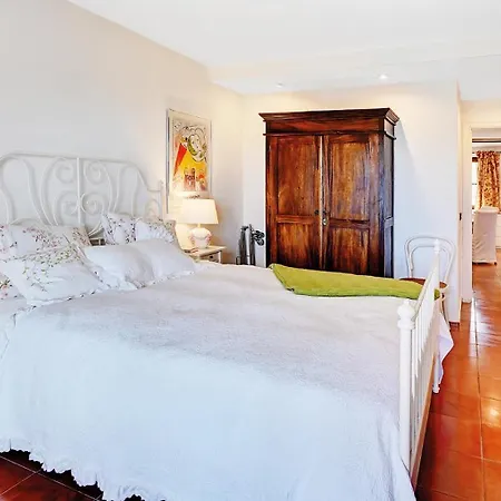 In Elegant With Pool In Apartment *