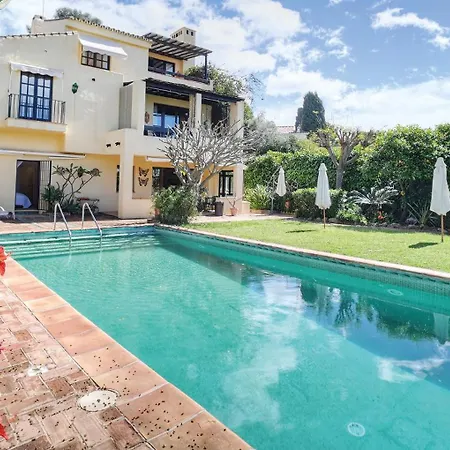 In Elegant With Pool In Apartment